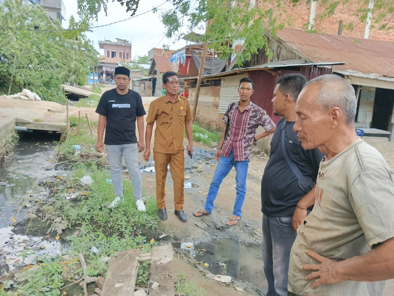 Wow Kepala DLH Aceh Timur Terjun Kelapangan Langsung Terima Masukan Dan Keluhan Masyarakat Tentang Parit Tersumbat