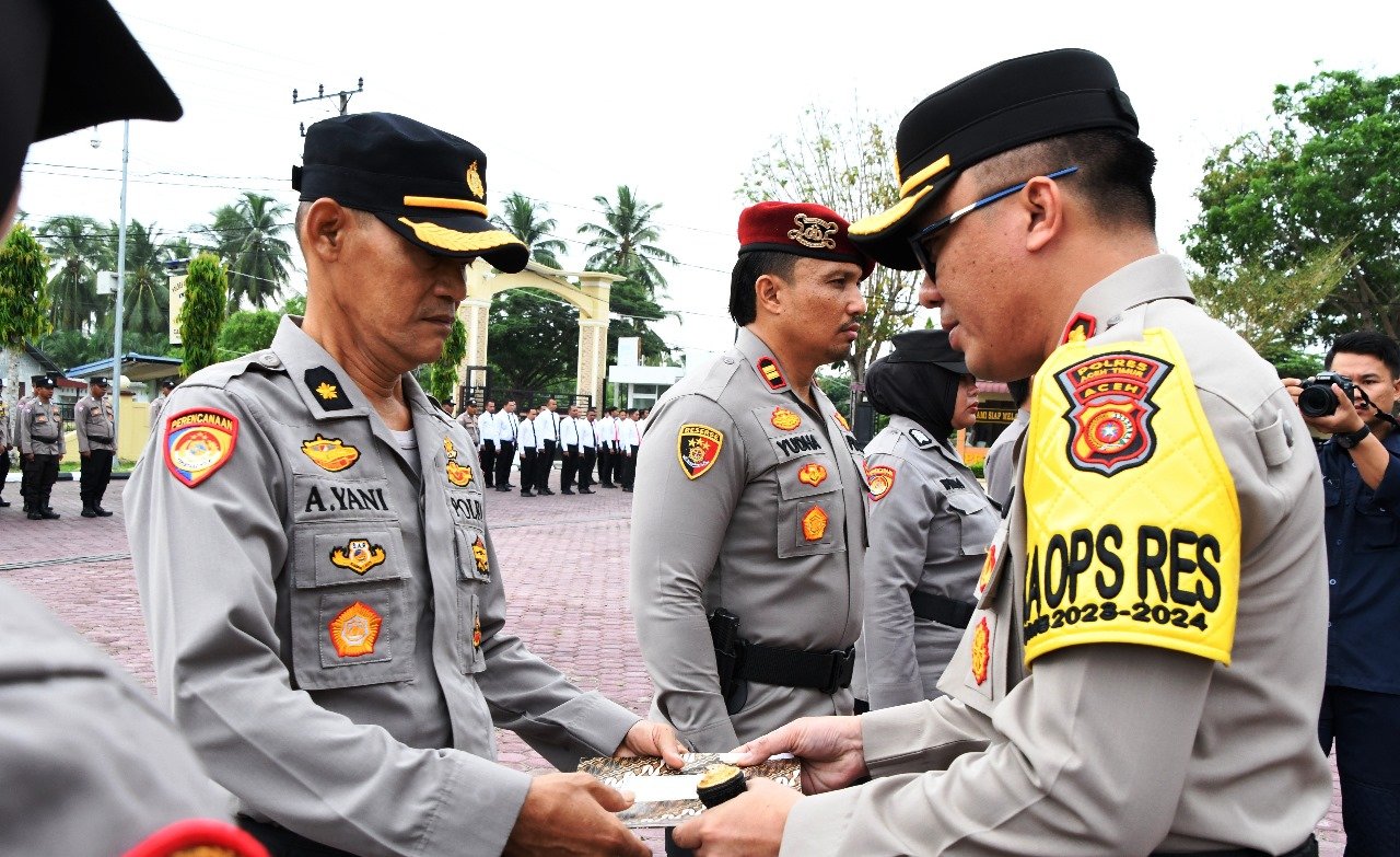 Kapolres Aceh Timur Beri Penghargaan pada Anggota Berprestasi