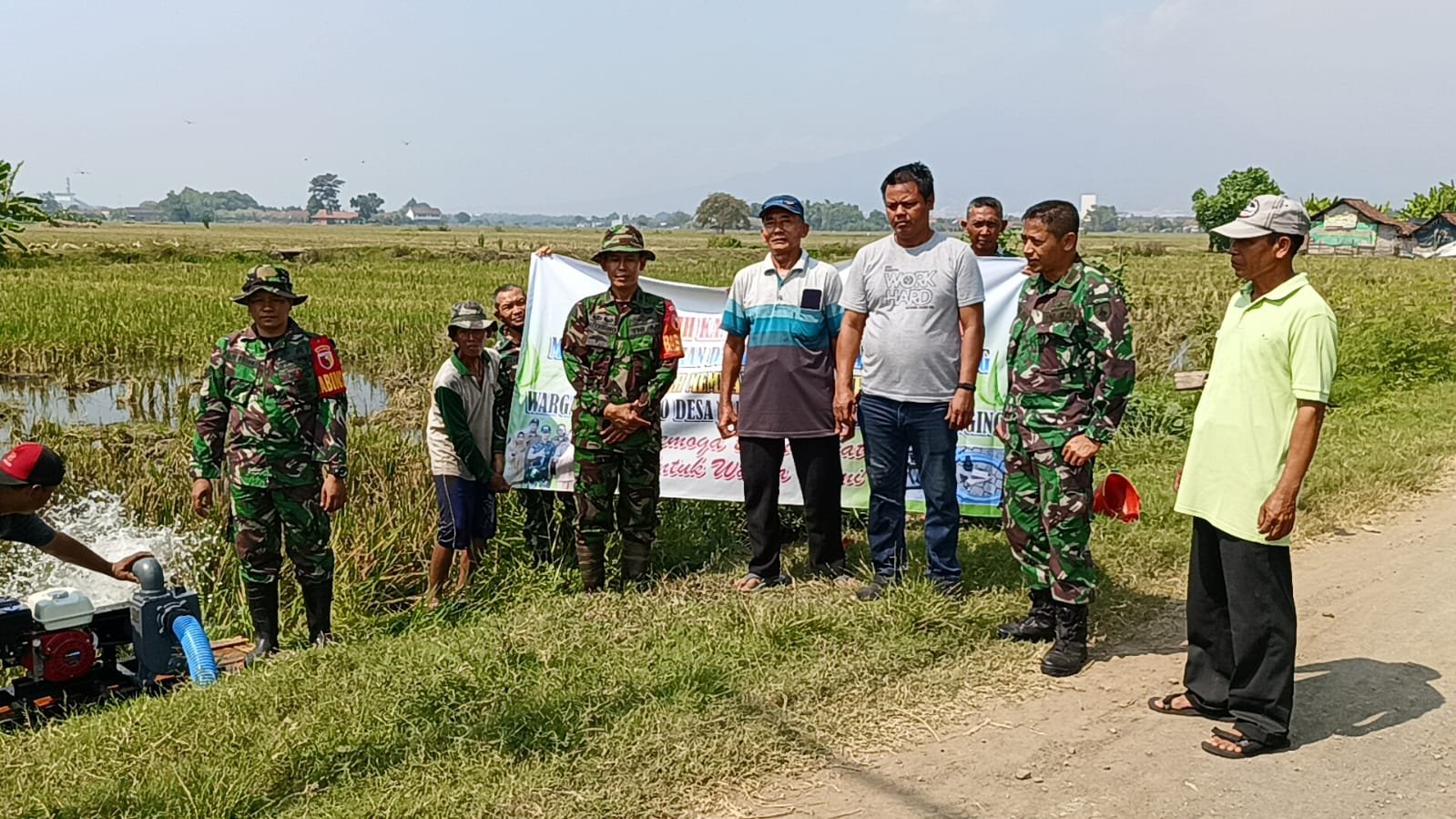 Brigade Alsintan Pompa Air Koramil 0815/11 pungging Langsung Beroperasi Alirkan Air Di Persawahan