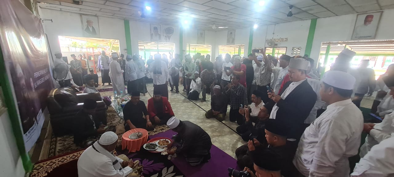 Ratusan KPA-PA Aceh Timur Hadiri Doa Bersama Mengenang 14 Tahun Berpulangnya Wali Nanggroe Hasan Muhammad Di Tiro & Deklarasi Dukungan Mualem Gubernur dan H. Sulaiman Bupati Aceh Timur di Dayah Paya Pasi