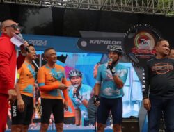 Kapolda Jatim Serahkan Medali Untuk Para Juara Tour de Panderman di Kota Batu