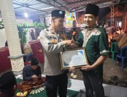 Kapolsek Dlanggu Mendapat Apresiasi Berupa Penghargaan Dari Jamaah Sholawat