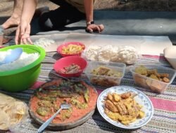 Pererat Silaturahmi, Dewan Guru MA Khomsani Nur Adakan Refreshing ke Hutan Pinus Poncosumo