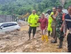 Kadis PUPR Kerinci Terjun Langsung Tangani Longsor