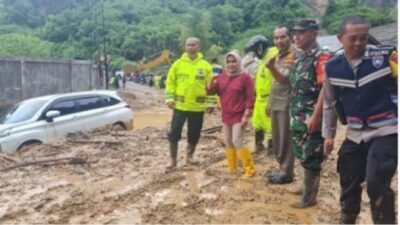 Kadis PUPR Kerinci Terjun Langsung Tangani Longsor