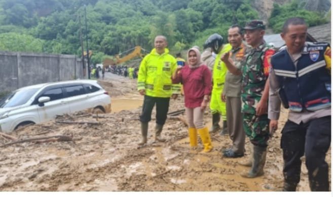 Kadis PUPR Kerinci Terjun Langsung Tangani Longsor