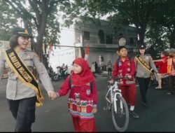 Polwan Polres Mojokerto Berbagi Coklat Ajak Masyarakat Tertib Lalu Lintas