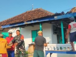 Babinsa Sumberkarang Bareng Warga Gotong Royong Renovasi Balai Dusun