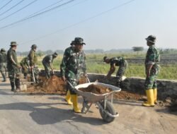 Karya Bakti Satkowil Semester I TA 2024, Kodim 0815/Mojokerto Sasar Jalan Lingkungan Desa Sumberjati