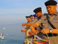 Sambut Hari Bhayangkara Ke – 78 Polda Lampung Tabur Bunga Di Laut  Lampung, majalahglobal.com – Dalam rangka memperingati HUT Bhayangkara ke-78 Tahun 2024,  Kepolisian Daerah Lampung menggelar upacara tabur bunga di laut, bertempat di pelabuhan panjang Bandar Lampung, Senin (24/6/2024).  Irwasda Polda Lampung Kombes pol Yudi Hermawan beserta para PJU mengikuti acara tabur bunga di laut dengan tema “Polri Presisi Mendukung Percepatan Ekonomi yang Inklusif dan Berkelanjutan Menuju Indonesia Emas”.  Sebelum melaksanakan kegiatan tabur bunga Polda Lampung menggelar upacara di atas kapal, dimana selanjutnya melakukan tabur bunga di sekitar dermaga. Tak sampai di situ, rombongan kemudian melanjutkan tabur bunga di laut dengan menaiki kapal patroli milik Polairud Polda Lampung.  Kabid Humas Polda Lampung Kombes Pol Umi menjelaskan, upacara tabur bunga di laut merupakan bagian dari rangkaian kegiatan untuk memperingati hari lahir Bhayangkara tahun 2024. Selain itu, pihaknya juga disebut melakukan ziarah ke Makam Taman Makam Pahlawan (TMP) Bandar Lampung.  “Kegiatan ini masih dalam rangkaian menyambut HUT Bhayangkara yang ke-78, kita baru saja melaksanakan ziarah dan tabur bunga. Kita ziarah di TMP dan tabur bunganya di kawasan perairan Panjang Bandar Lampung,” ujar Umi  kegiatan ini merupakan bentuk penghormatan dan penghargaan terhadap jasa para pahlawan yang telah gugur dalam memperjuangkan kemerdekaan Republik Indonesia. Oleh: Andi JR Kaperwil MG /rls