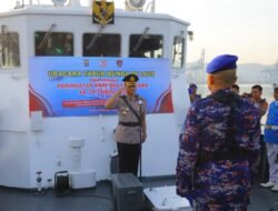 Sambut Hari Bhayangkara Ke – 78 Polda Lampung Tabur Bunga Di Laut  Lampung, majalahglobal.com – Dalam rangka memperingati HUT Bhayangkara ke-78 Tahun 2024,  Kepolisian Daerah Lampung menggelar upacara tabur bunga di laut, bertempat di pelabuhan panjang Bandar Lampung, Senin (24/6/2024).  Irwasda Polda Lampung Kombes pol Yudi Hermawan beserta para PJU mengikuti acara tabur bunga di laut dengan tema “Polri Presisi Mendukung Percepatan Ekonomi yang Inklusif dan Berkelanjutan Menuju Indonesia Emas”.  Sebelum melaksanakan kegiatan tabur bunga Polda Lampung menggelar upacara di atas kapal, dimana selanjutnya melakukan tabur bunga di sekitar dermaga. Tak sampai di situ, rombongan kemudian melanjutkan tabur bunga di laut dengan menaiki kapal patroli milik Polairud Polda Lampung.  Kabid Humas Polda Lampung Kombes Pol Umi menjelaskan, upacara tabur bunga di laut merupakan bagian dari rangkaian kegiatan untuk memperingati hari lahir Bhayangkara tahun 2024. Selain itu, pihaknya juga disebut melakukan ziarah ke Makam Taman Makam Pahlawan (TMP) Bandar Lampung.  “Kegiatan ini masih dalam rangkaian menyambut HUT Bhayangkara yang ke-78, kita baru saja melaksanakan ziarah dan tabur bunga. Kita ziarah di TMP dan tabur bunganya di kawasan perairan Panjang Bandar Lampung,” ujar Umi  kegiatan ini merupakan bentuk penghormatan dan penghargaan terhadap jasa para pahlawan yang telah gugur dalam memperjuangkan kemerdekaan Republik Indonesia. Oleh: Andi JR Kaperwil MG /rls