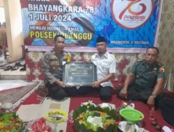 Momen Tasyakuran Hari Bhayangkara ke-78, Kapolsek Dlanggu Terima Kado Penghargaan dari Camat