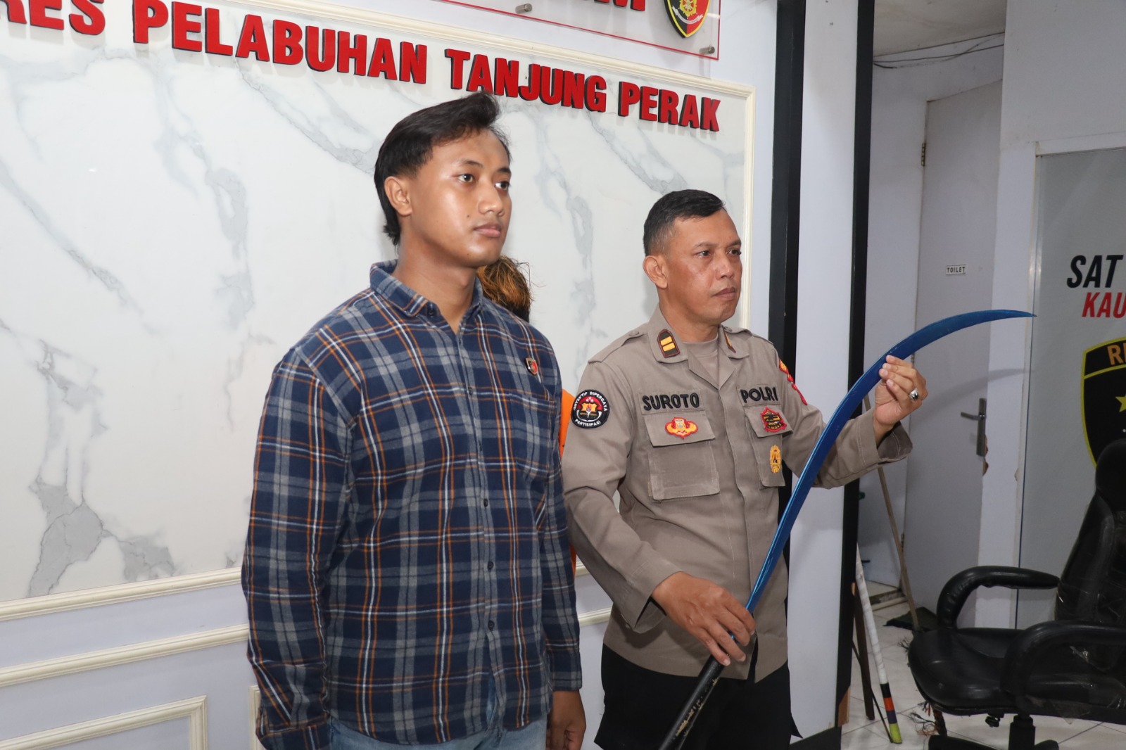 Polres Tanjungperak Amankan Ketua Gangster Durian Runtuh 23 Kedapatan Bawa Sajam