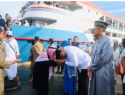 JAMAAH HAJI UCAPKAN TERIMA KASIH KEPADA BUPATI HASAN ALI BASAM KASUBA, DENGAN SEGALA PELAYANAN NYA YANG LUAR BIASA MULAI DARI BERANGKAT HINGGA KEMBALI