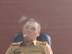 Kurang Pantas,Sekda Tubaba merokok Saat Memimpin Rapat