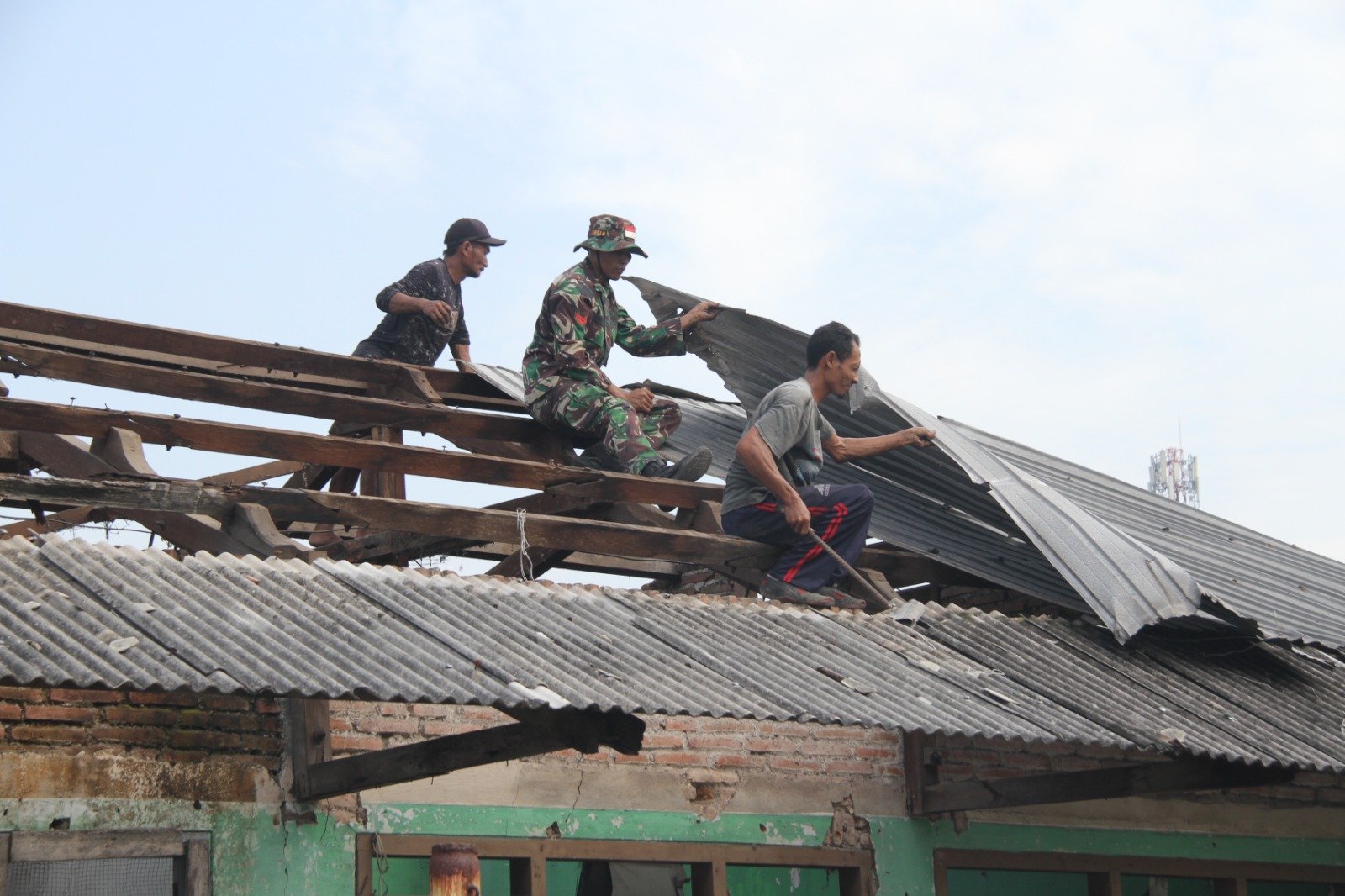 Pra TMMD Reguler Ke - 121 Kodim 0815/Mojokerto, Bangunan Sekolah Mulai Dibongkar