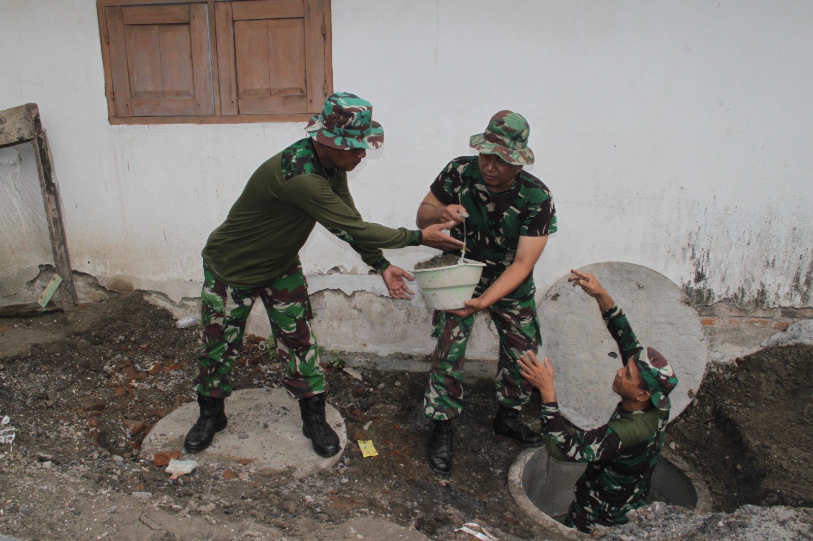 Pra TMMD Reguler 121 Kodim 0815/Mojokerto Bangun 16 Unit Jamban Sehat