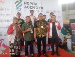 Pj Sekda Aceh Timur Serahkan Hadiah Medali Emas Kepada Atlet Pencak Silat Putra Aceh Timur di Event POPDA ke-XVII