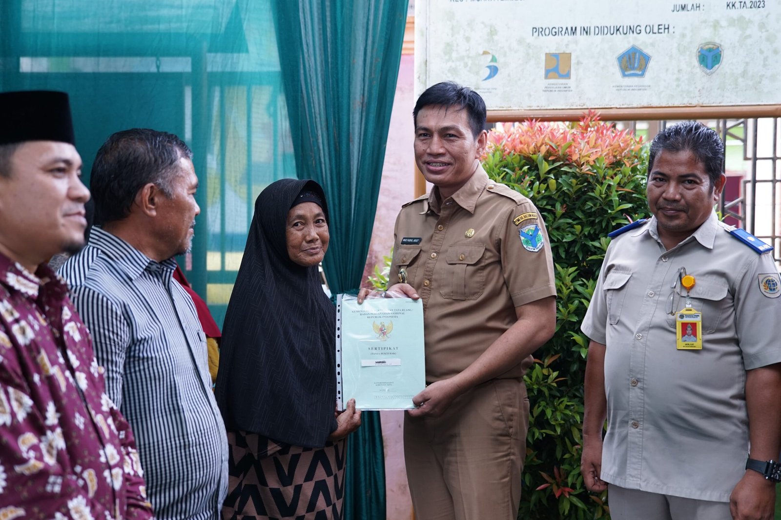 Bupati Batanghari Serahkan 58 Sertifikat, Secara Simbolis PTSL Tahun 2023