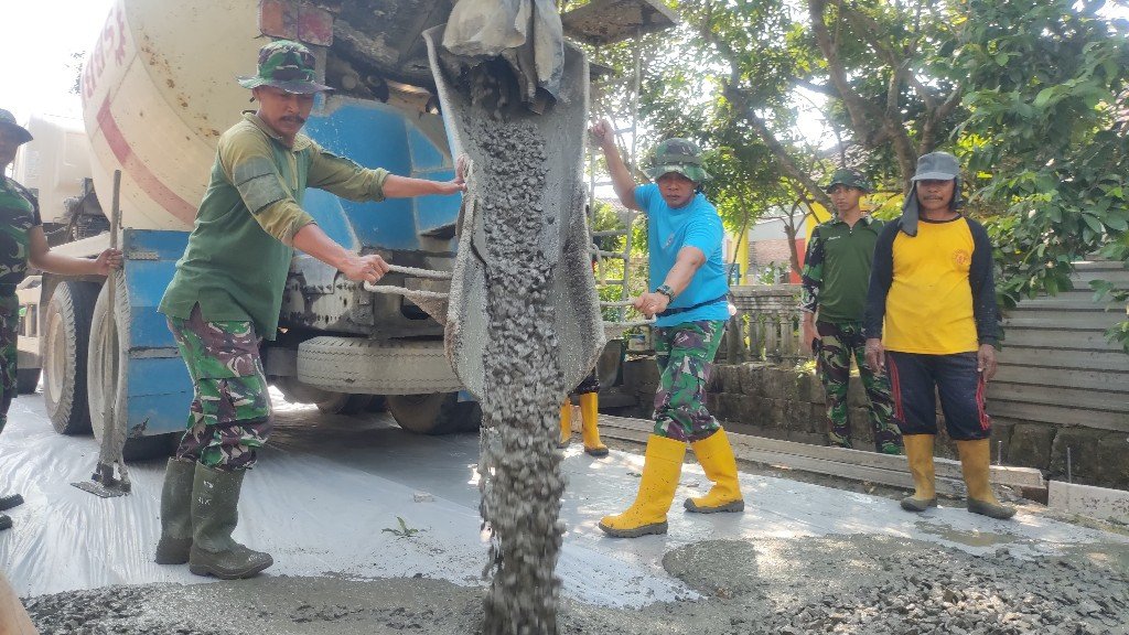 Rabat Beton Jalan Lingkungan, Satgas TMMD Bersama Masyarakat Maksimalkan Pengecoran