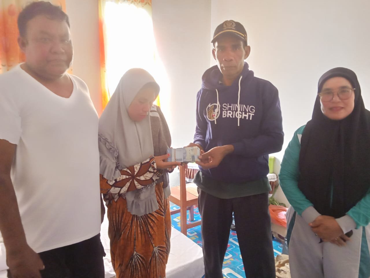 FORUM BPD HALMAHERA SELATAN MENYERAHKAN BANTUAN KEPADA ISTRI ALMARHUM SUNATDI TALIB