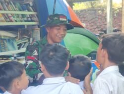 Tumbuhkan Minat Baca Anak Sekolah, Satgas TMMD Ke-121 Bareng Disperka Kunjungi SDN 1 Bandung