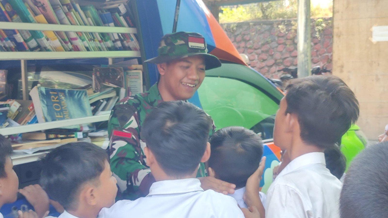 Tumbuhkan Minat Baca Anak Sekolah, Satgas TMMD Ke-121 Bareng Disperka Kunjungi SDN 1 Bandung