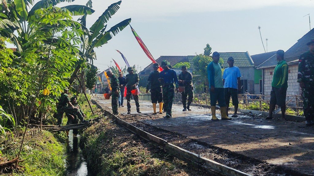 Karya Bakti Di Lokasi Sasaran Fisik TMMD Ke- 121 Mojokerto, Kades Bandung Berikan Apresiasi