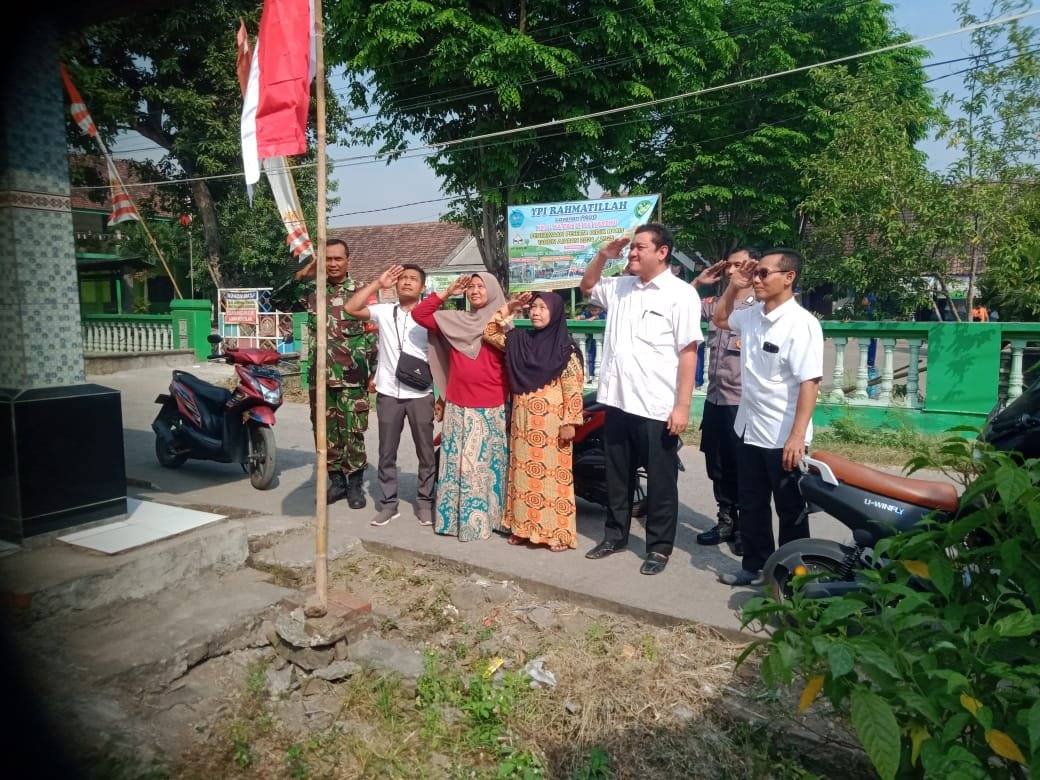 Kades Sumbertanggul Berikan Bantuan Bendera