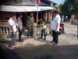 Kades Sumbertanggul Berikan Bantuan Bendera