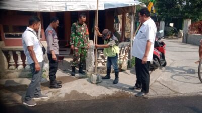 Kades Sumbertanggul Berikan Bantuan Bendera