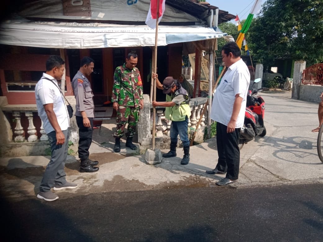 Kades Sumbertanggul Berikan Bantuan Bendera