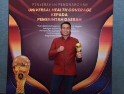 Bupati Fadhil Arief Terima UHC Award Dari Wapres Bukti Keberhasilan Program BPJS