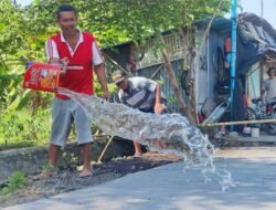 Warga Siram Jalan, Wujud Kepedulian Tuntasnya Sasaran Fisik TMMD 121 Mojokerto