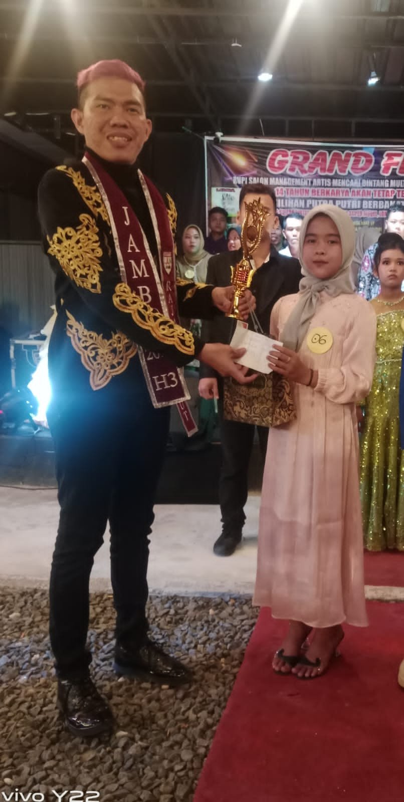 Dea Partiwi Penyanyi Asal Maro Sebo Ulu Juara Umum Putri di Kontes Swara 2024