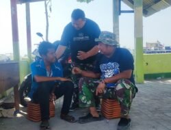 Pererat Silaturahmi, Anggota Satgas TMMD 121 Mojokerto Komsos Dengan Warga