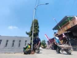 Satgas TMMD 121 Mojokerto, Tuntaskan Sasaran Fisik Lampu Penerangan Jalan Umum Desa Bandung