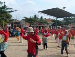 Senam Unik Ibu-ibu Tiyuh Penumangan Jadi Tontonan Menarik Warga