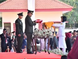 Dandim 0815/Mojokerto Pimpin Upacara Penurunan Bendera HUT Ke-79 Kemerdekaan RI