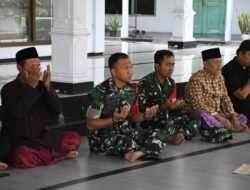 Jumat Berkah, Dansatgas TMMD 121 Bersama Warga Desa Bandung Tunaikan Shalat Jumat