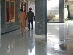 Kades Wayaloar Bawah Puluhan Pendukung Untuk Yakinkan DPMD Halsel Saat Diperiksa