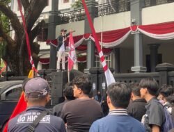 Malang Memanas! Ratusan Massa Aksi Geruduk DPRD Kota Malang Tolak Upaya DPR Kangkangi Keputusan MK Tentang Pilkada