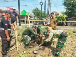 Jaga Kelestarian Alam, Koramil Kutorejo Bareng PT. Arwana Citramulia Tbk Plant V Tanam Pohon Di Desa Kepuhpandak