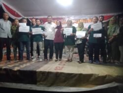 Kepala Desa Sumbertanggul Kecamatan Mojosari Bagikan Hadiah Pemenang Lomba Lingkungan