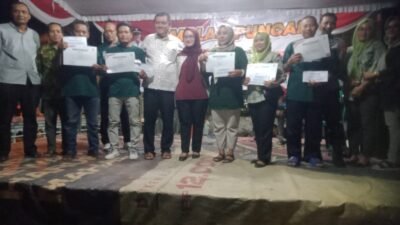 Kepala Desa Sumbertanggul Kecamatan Mojosari Bagikan Hadiah Pemenang Lomba Lingkungan