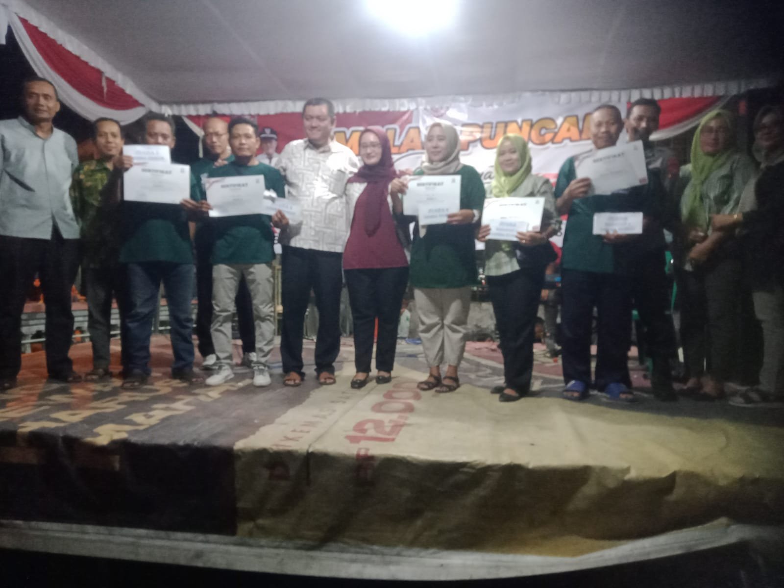 Kepala Desa Sumbertanggul Kecamatan Mojosari Bagikan Hadiah Pemenang Lomba Lingkungan