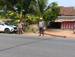 Tiang Milik Indihome di Pulung Kencana Roboh, Pengguna Jalan Terganggu