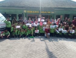 Tanamkan Kepedulian Lingkungan, Koramil 0815/08 Dawarblandong Ajarkan Siswa SDN Pulorejo 2 Kerja Bakti