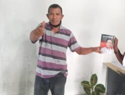 Kades Wayamiga Diduga Isyaratkan Jari Jempol Menangkan Cagub Benny Laos Di Pilgub Malut 2024