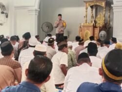 Melalui Sholat Jumat Berjamaah, Kapolres Batang Hari Jalin Silaturahmi Bersama Warga Desa Peninjauan